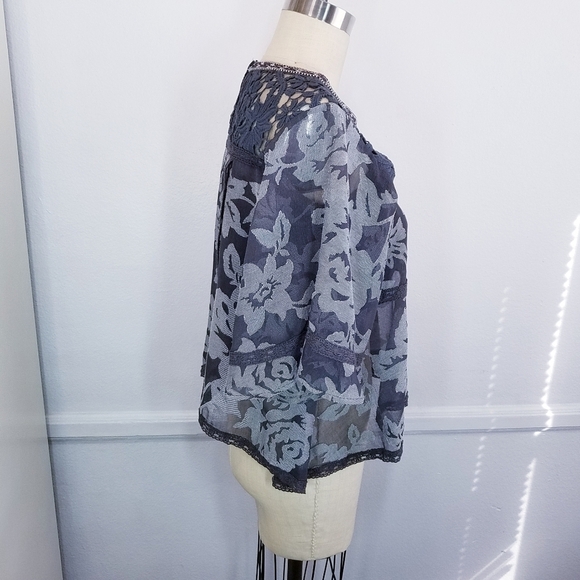 Esley | Floral Flare Top + Lace, Gray‎ Small - Picture 4 of 11